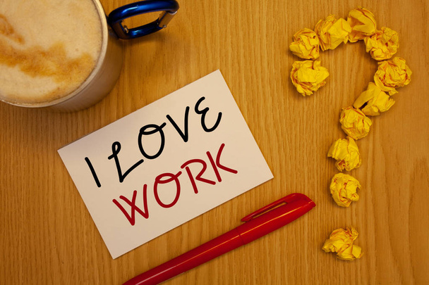 Parole che scrivono testi I Love Work. Business concept per Per essere felice soddisfatto del lavoro Essere fare quello che più ti piace Idee su carta penna rossa tazza di caffè citazione fatta di carta accartocciata
 - Foto, immagini