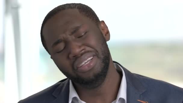Gros plan Un homme d'affaires afro-américain pleure
. - Séquence, vidéo