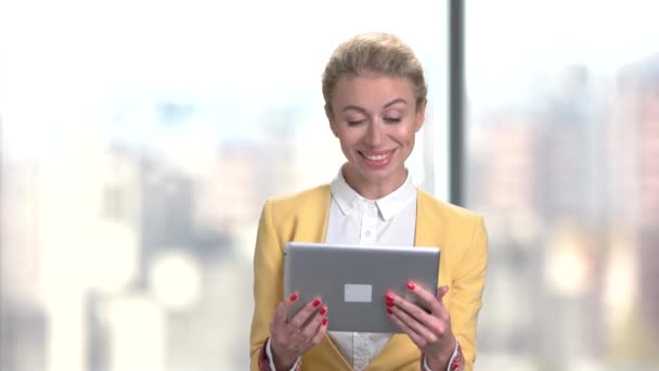 Mujer de negocios exitosa usando tableta digital
. - Metraje, vídeo