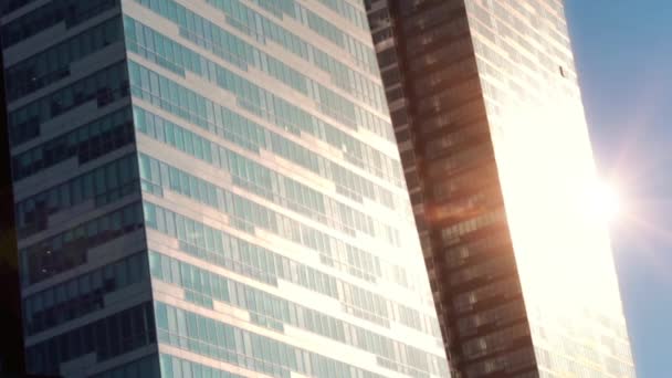 stad pendelen onafhankelijk tussen glazen gebouwen gebouw en zonnige hemel - Video