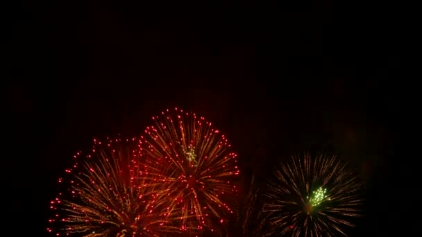 As bolas de fogo de artifício vermelho e verde explodindo no céu noturno
 - Filmagem, Vídeo