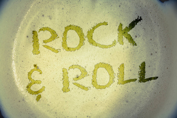 Schreibnotiz, die Rock "n" Roll zeigt. Business-Foto präsentiert Musikgenre Art der populären Tanzmusik Heavy Beat Soundideas Botschaften Konzepte Wörter Buchstaben erstellt schäumenden Kaffee Hintergrund - Foto, Bild