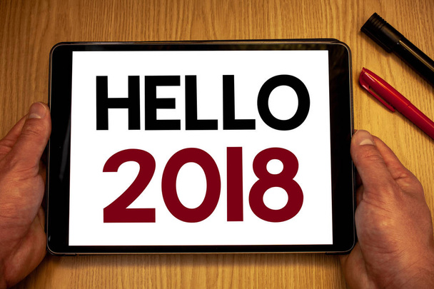 Wyświetlono Hello 2018 znak tekstu. Koncepcyjne zdjęcie Zaczynając motywujący napis nowy rok 2017 jest nad nowman przytrzymaj gospodarstwa tabeli z pomysłów słowa biały ekran czarny czerwone długopisy drewniane - Zdjęcie, obraz