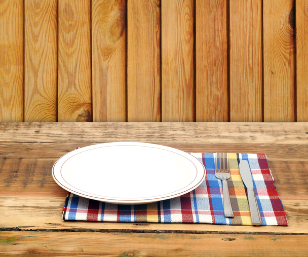 Placa branca vazia com garfo e faca na mesa de madeira
 - Foto, Imagem