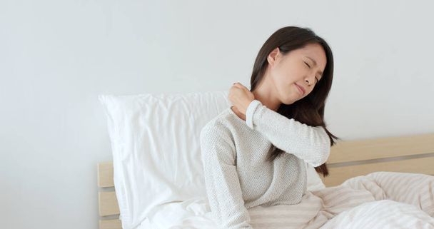 Femme ressentant une douleur à l'épaule
 - Photo, image