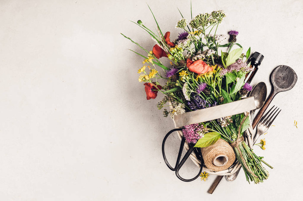 Vahşi şifalı bitkiler ve çiçeklerle bezenmiş. Temiz yemek, paleo, biyohack, bitkisel tıp konsepti - Fotoğraf, Görsel