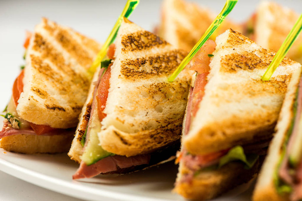 gegrillter Blt Speck, Salat und Tomatensandwiches mit Huhn und Avocado - Foto, Bild
