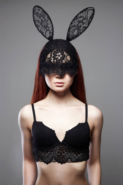 Şehvetli seksi kız güzel dantel maskesi. Kırmızı saçlı Genç kadın, komik tavşan kulakları maskesi, Cadılar Bayramı Kostüm - Fotoğraf, Görsel