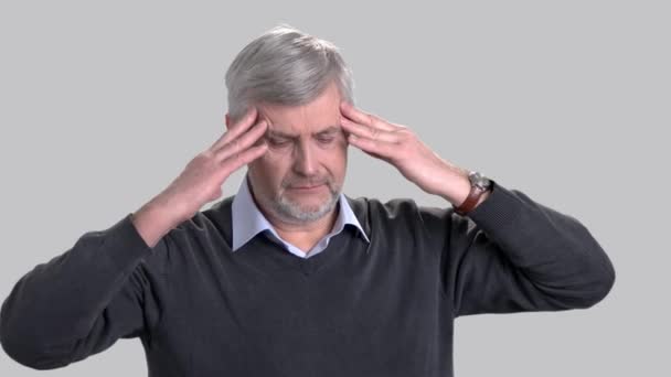 Volwassen Kaukasische man die lijden aan hoofdpijn. - Video