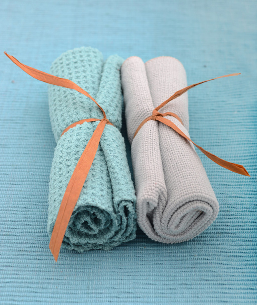 panos de lavagem azul enrolados no spa
 - Foto, Imagem