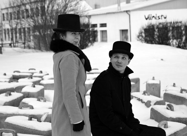 Затінений чоловік і жінка біля блоків
 - Фото, зображення