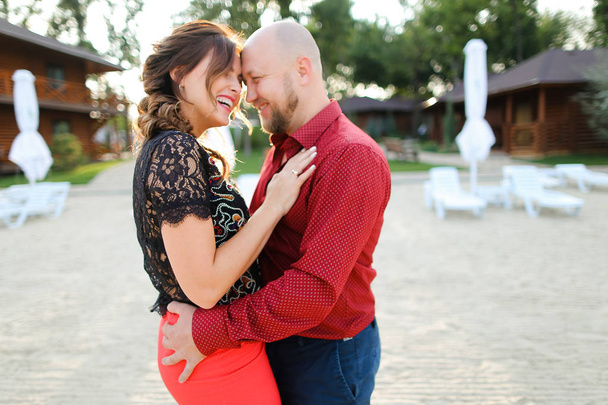 Łysy mąż sobie czerwoną koszulę i taniec z żoną na podwórku. - Zdjęcie, obraz