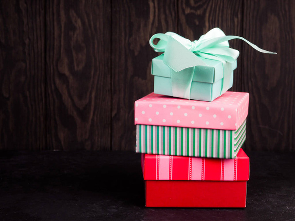 小さな手作りギフト ボックス、クリスマス プレゼント、クリスマスのギフトの杭のコレクション. - 写真・画像