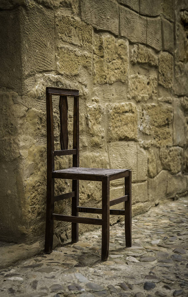 Παλιά ξύλινη καρέκλα, λεπτομέρεια από χαλάρωση και ξεκούραση - Φωτογραφία, εικόνα