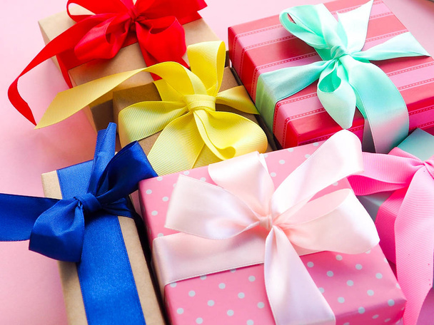 vtipné dárkové krabice na růžovém pozadí, pojem dárek k svátku. - Fotografie, Obrázek