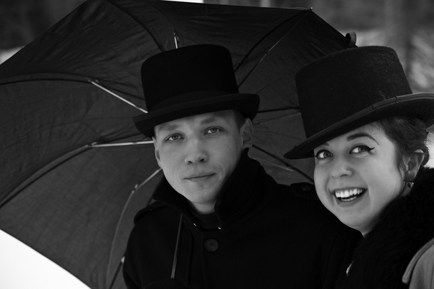 σκιασμένο άνθρωπος και ευτυχισμένη γυναίκα κάτω από την ομπρέλα - Φωτογραφία, εικόνα