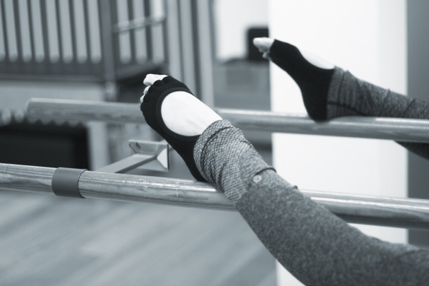 Pilates e ballet fitness alongamento e ioga estúdio ginásio bar equipamentos e bailarino alongamento
. - Foto, Imagem