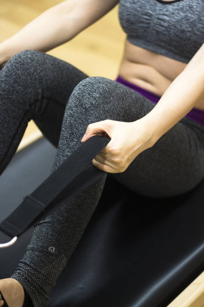 Pilates fitness maszyny i sprzęt do ćwiczeń studio jogi. - Zdjęcie, obraz