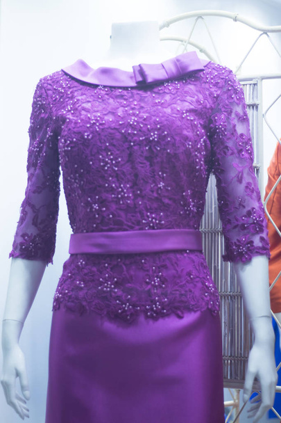 Maniquí de invitada femenina maniquí de tienda nupcial en grandes almacenes con vestido de fiesta largo formal de color
. - Foto, Imagen