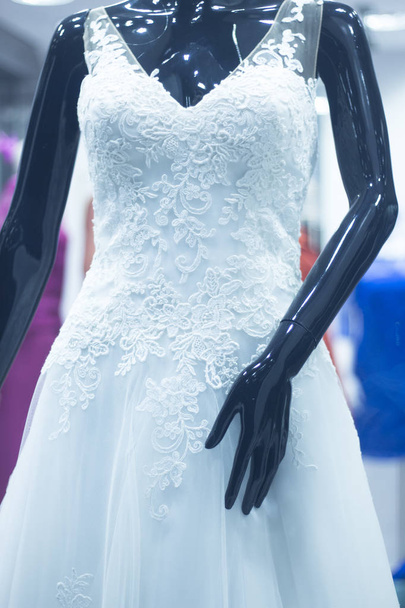 Maniquí de novia maniquí tienda nupcial en grandes almacenes con vestido de novia blanco
. - Foto, Imagen