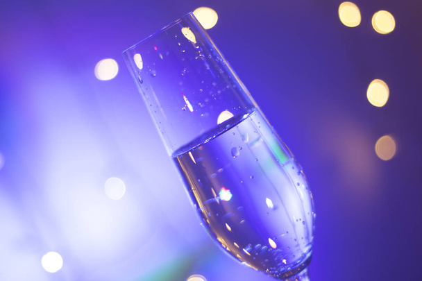 Champagne spumante bicchiere di prosecco cava in discoteca party bar durante il matrimonio a Ibiza Spagna con luci alle spalle
. - Foto, immagini