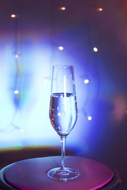 Champanhe espumante copo de vinho de prosecco cava em discoteca bar festa durante o casamento em Ibiza Espanha com luzes atrás
. - Foto, Imagem