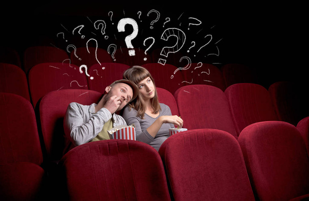 Couple in cinema with questions - Φωτογραφία, εικόνα