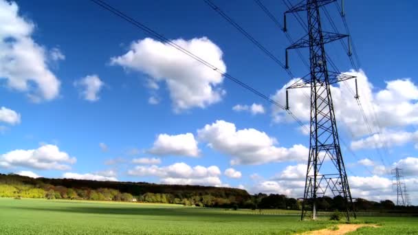 time-lapse wolken boven een veld met elektriciteit pylonenelektrik direkleri üzerinde günbatımında zaman atlama bulutlar - Video