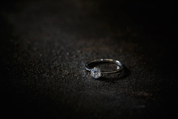 Ring versierd met kristallen, ruimte voor uw tekst - Foto, afbeelding