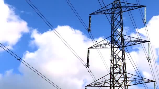 Временные облака и голубое небо за электрическим столбом
 - Кадры, видео
