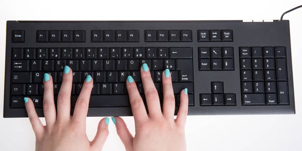 Zbliżenie dłoni kobieta biznesu z manicure niebieski, wpisując na klawiaturze laptopa - Zdjęcie, obraz