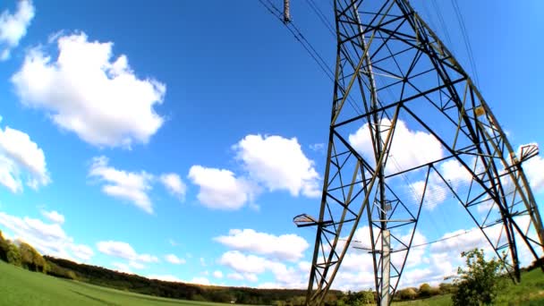 rybí oko objektivu pohled pylonu elektřiny při pohledu k obloze - Záběry, video