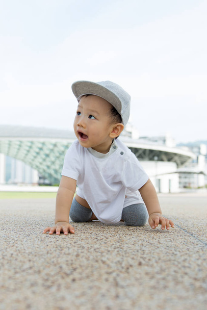 asiatique bébé garçon rampant dans parc
 - Photo, image