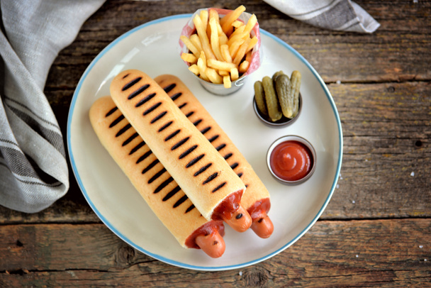 Ranskalainen hot dog ketsupin, sinapin, majoneesin ja marinoidun kurkun kanssa
. - Valokuva, kuva
