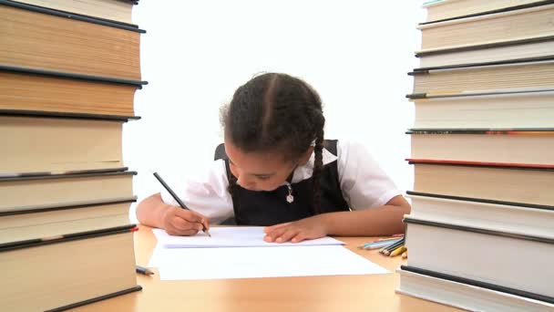 roztomilý africká americká školačka rané učení s pastelkami - Záběry, video