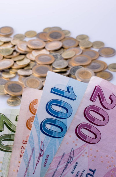 Türkische Lira Münzen und Banknoten nebeneinander auf weißem Hintergrund - Foto, Bild