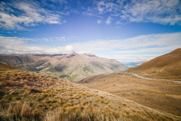 Valle está cubierto de hierba marrón en Nueva Zelanda
 - Foto, Imagen