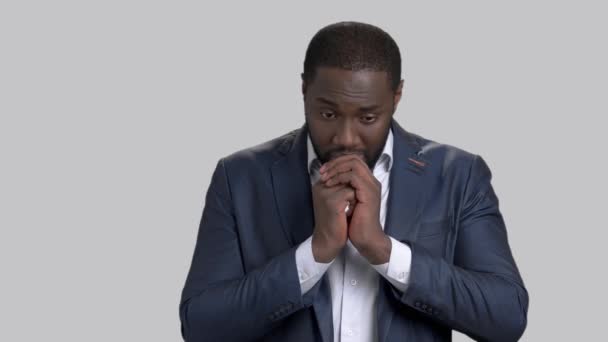 Αφρο-αμερικανικό επιχειρηματίας εκφράζοντας τη λύπη του για κάτι. - Πλάνα, βίντεο