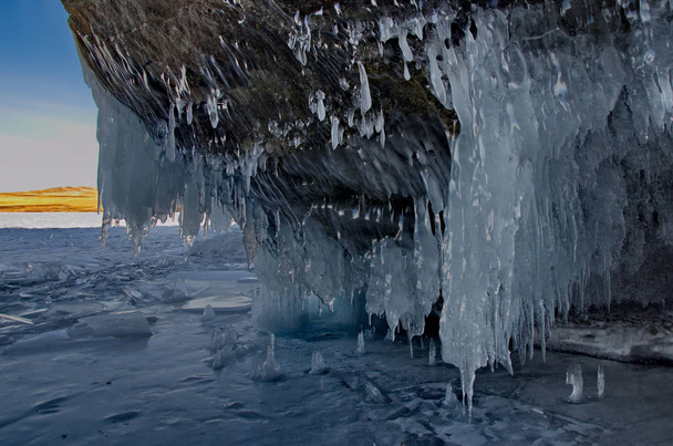 Venäjältä. Itä-Siperiassa, Baikaljärvellä. Olkhon saaren jääluolat pieneltä mereltä
. - Valokuva, kuva