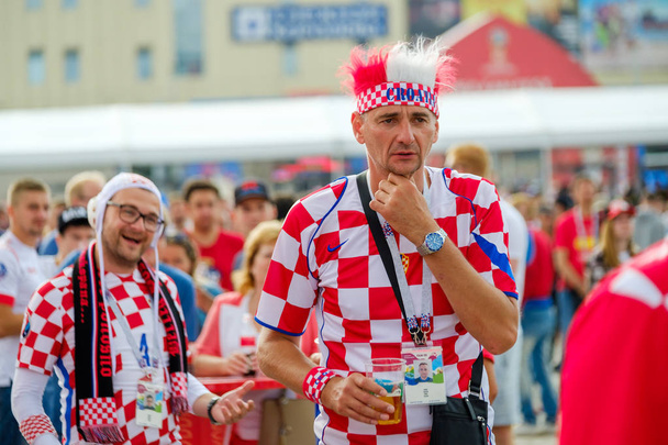 Футбольні вболівальники підтримки спортивних команд на вулицях міста в день матчу між Хорватією і Нігерії - Фото, зображення