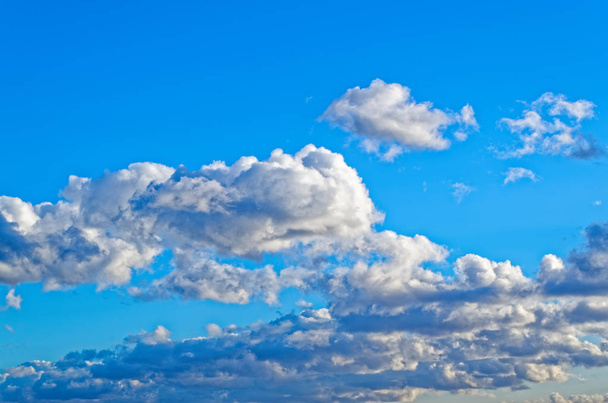 Błękitne niebo chmury nad Hamburg, Niemcy - Zdjęcie, obraz