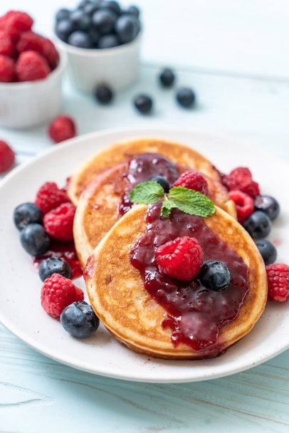 souffle pancake with fresh raspberries and blueberries - Photo, Image