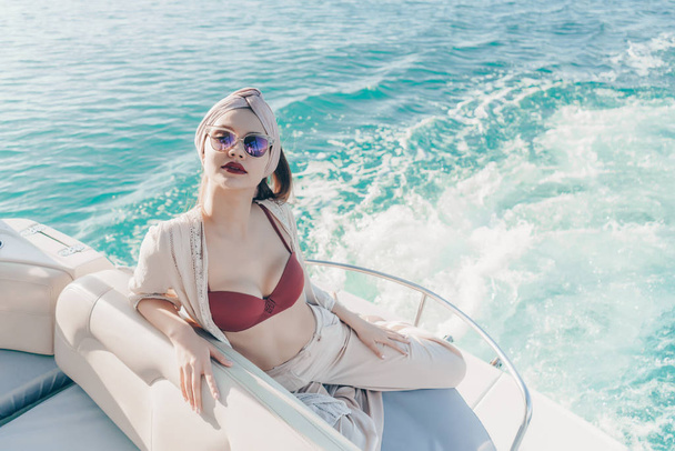 Luksusowy, atrakcyjna kobieta w okulary cieszy bogate życie, żagle na Morzu Karaibskim - Zdjęcie, obraz