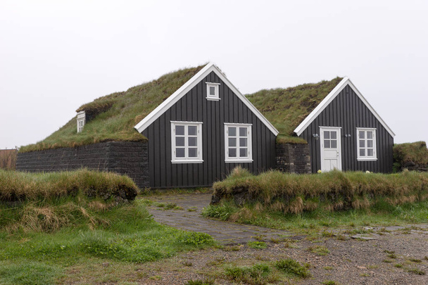 Tradycyjne ciemne islandzki domy z trawą na dachu, Islandia - Zdjęcie, obraz
