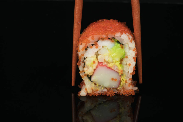 variedades de sushi de caranguejo e salmão
 - Foto, Imagem