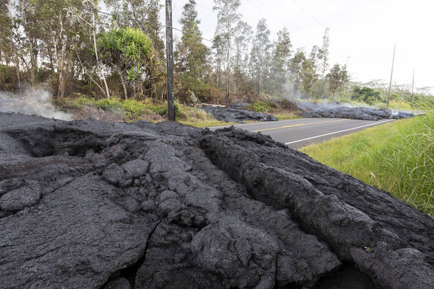 Αυτοκινητόδρομος στη Χαβάη, η οποία καταστράφηκε από μια ροή λάβας - Φωτογραφία, εικόνα