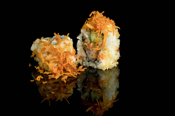 variedades de sushi de cangrejo y salmón
 - Foto, imagen