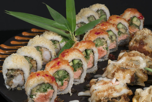 odmiany sushi kraba i łososia - Zdjęcie, obraz