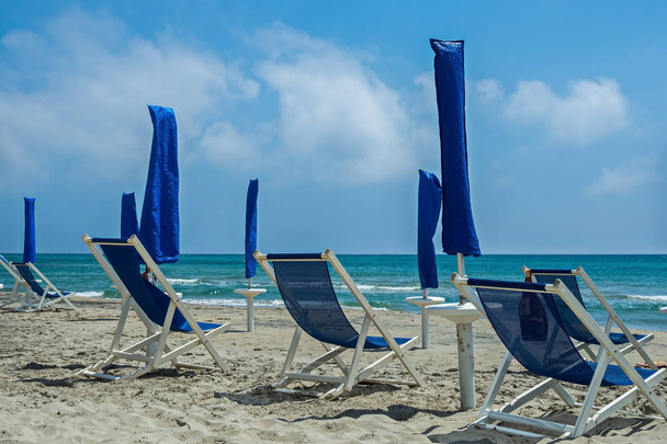 Het strand in het gebied van Alimini wachten voor toeristen. De Adriatische kust in het zuiden van Italië. - Foto, afbeelding