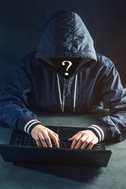 Anonyme Hacker-Programmierer verwenden einen Laptop, um das System zu hacken. Diebstahl persönlicher Daten. Entstehung und Infektion von bösartigen Viren. das Konzept der Cyber-Kriminalität und das Hacken elektronischer Geräte - Foto, Bild